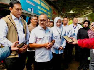 Menko Pangan Tinjau Harga dan Kesiapan Bahan Pokok di Pasar Pabaeng-Baeng, Kota Makassar