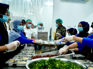 Menko Pangan Tinjau Dua SPPG di Kabupaten Gowa, Tegaskan Pentingnya  Layanan Gizi Tanpa Henti Saat Libur Sekolah