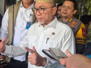 Kunjugi Bulog,Menko Zulhas Pastikan Stok Beras Aman di Sulsel dan  Apresiasi Pembagian Sembako untuk Ojol