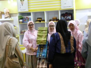 Produk Lokal Mendunia, Booth Dekranasda Makassar Jadi Primadona di INACRAFT 2026
