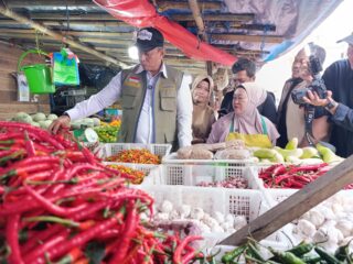 Sidak Pasar Terong Makassar, Dirut Bulog Pastikan Stok Aman dan Harga Sesuai HET Jelang Ramadan