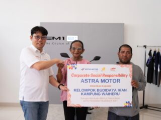 Asmo Sulsel Salurkan 2.000 Bibit Ikan Hingga 700 Kg Pakan untuk Kelompok Budidaya Waiheru, Dorong Kesejahteraan Masyarakat