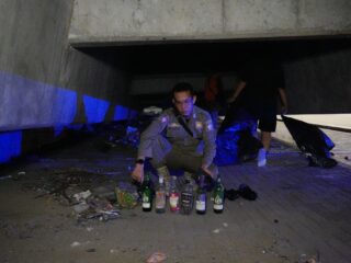 Respons Aduan Warga, Satgas Rappocini Turun Langsung Bersihkan Kawasan Bawah Tol Pettarani