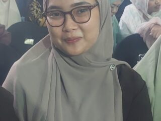 Bikin Bangga! Cerita  Indah Irdak Soal Putrinya yang Makin Saleh Sejak Sekolah di RHIS