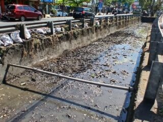 Aduan Warga via Lontara Plus Direspons, PU Makassar Normalisasi Saluran di Jalan Pengayoman