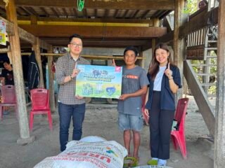 Asmo Sulsel dan FIFGroup Salurkan 10 Tabung Gas, 500 Kg Pupuk dan 100 Meter Selang untuk Petani Terdampak Kekeringan di Sidrap