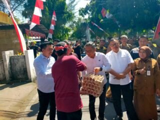 Aksi Bagi-Bagi Telur di DPRD Sulsel: Peternak Menjerit Pakan Mahal, Komisi B Siapkan RDP