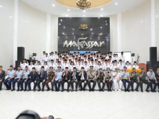 Munafri Kukuhkan 70 Paskibraka Kota Makassar untuk Upacara HUT RI ke-81 di Karebosi