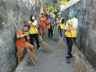 Bersihkan Rumah Ibadah Sambut HUT RI, Kecamatan Panakkukang Libatkan Warga dan RT/RW
